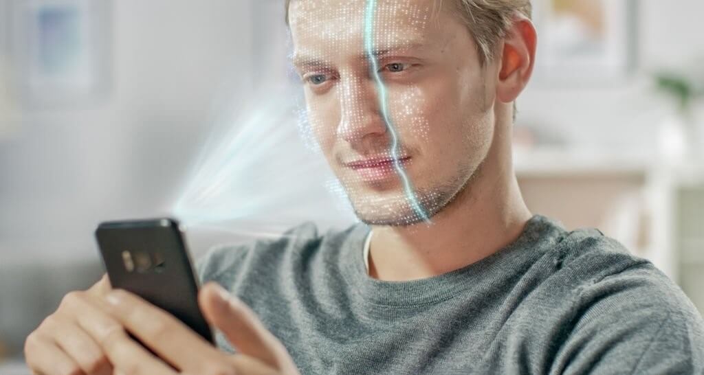 Um homem a usar a opção de reconhecimento facial do telemóvel