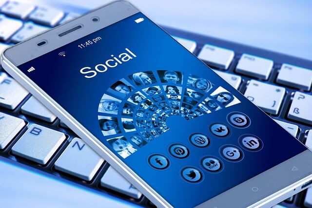 Um smartphone exibindo uma imagem de vários ícones de aplicativos de mídia social